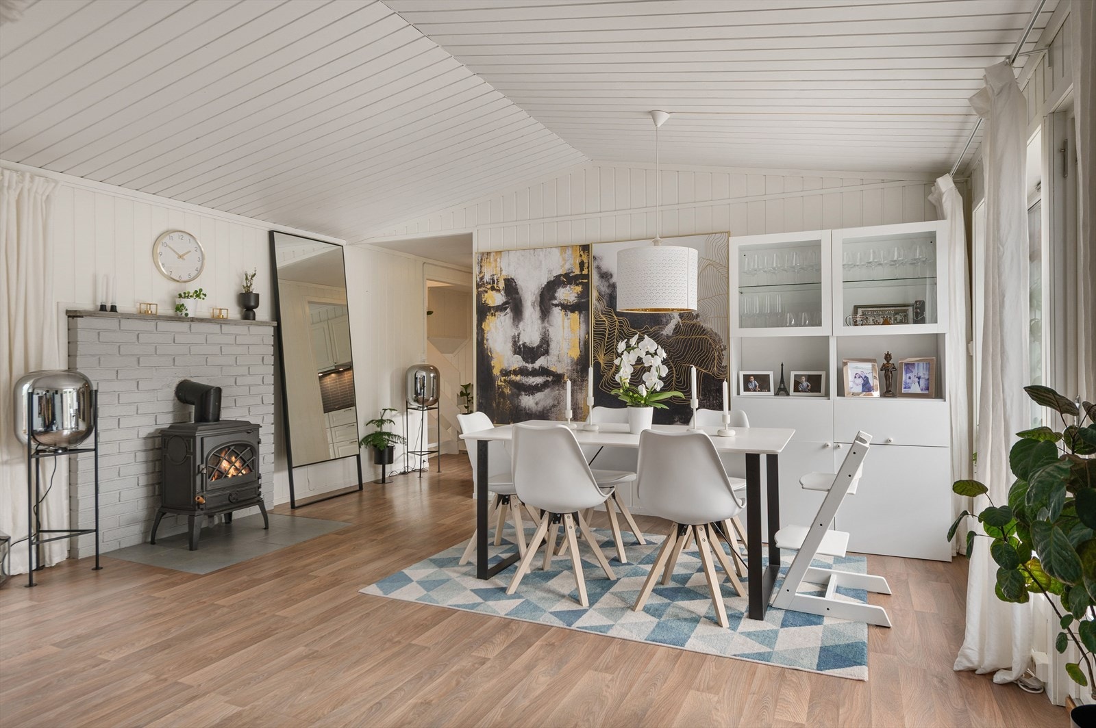 Romslig spisestue med plass til hele familien. Galleribilde