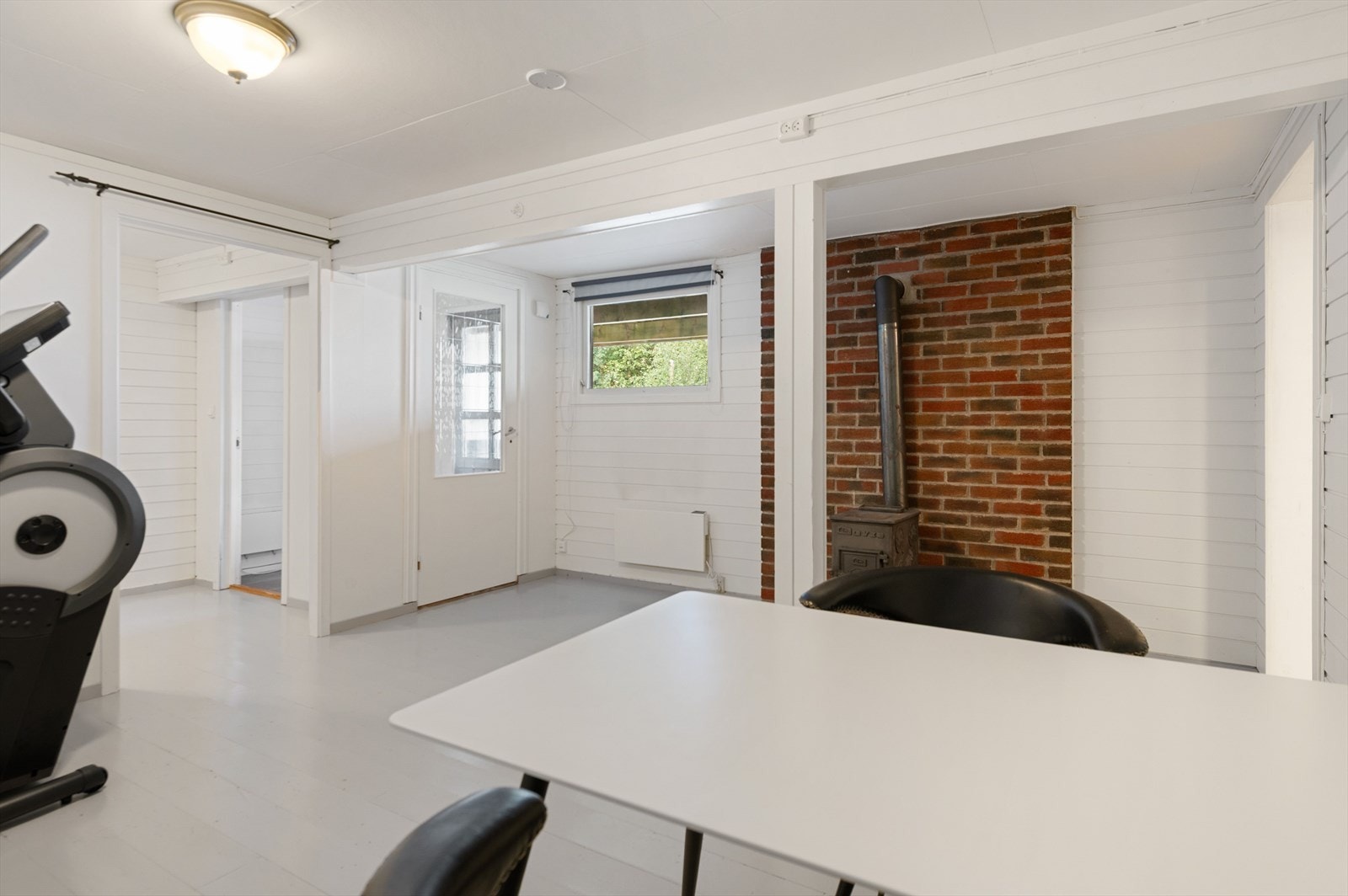 Kjellerstue med peisovn til kalde vinterkvelder. Galleribilde