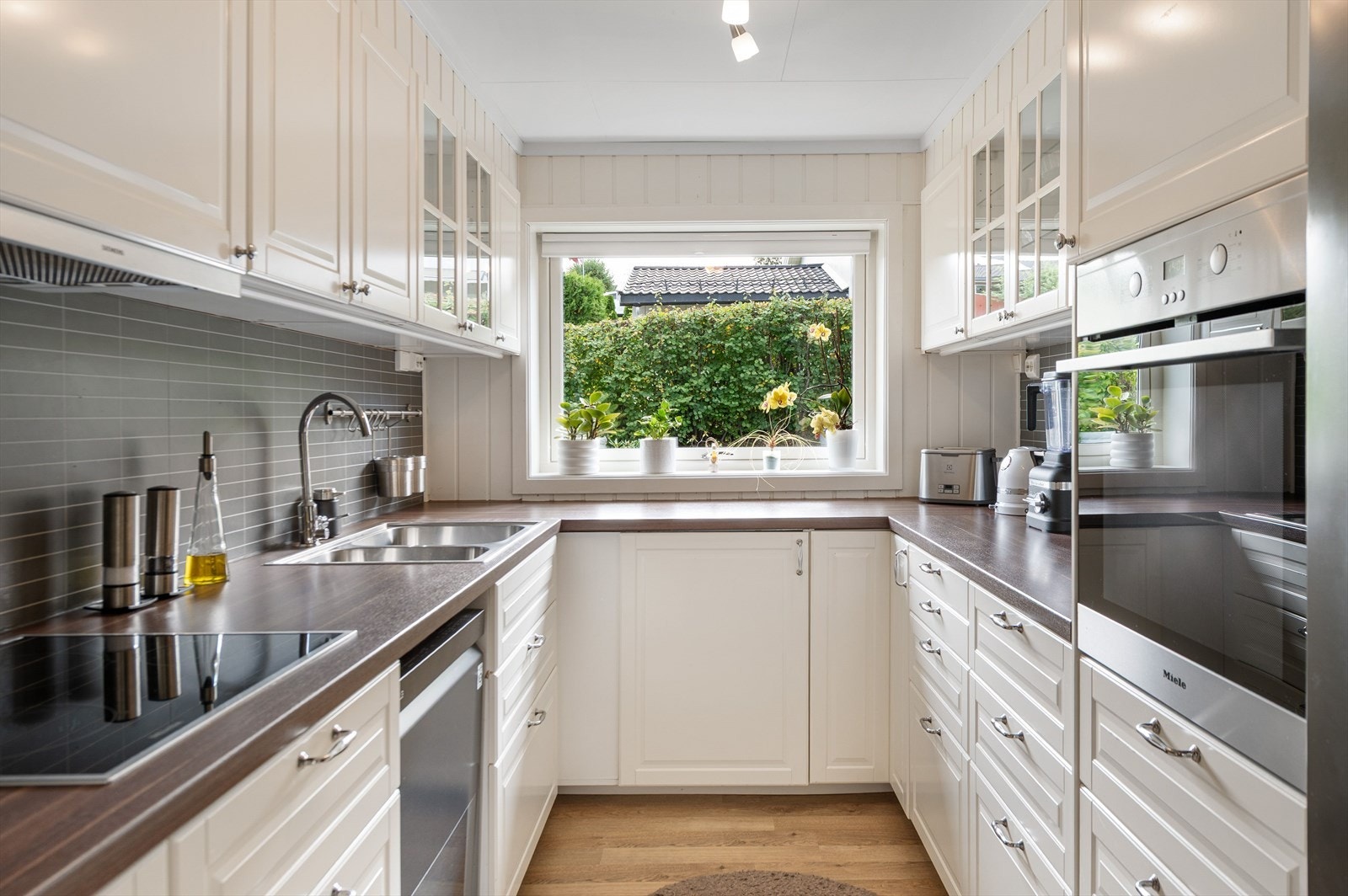 Moderne kjøkken med god skap- og benkeplass. Galleribilde