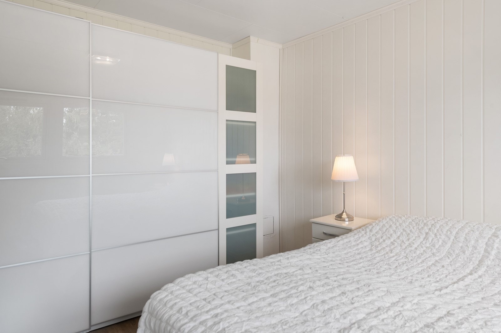 Rommet har god plass til dobbeltseng og klesskap. Galleribilde