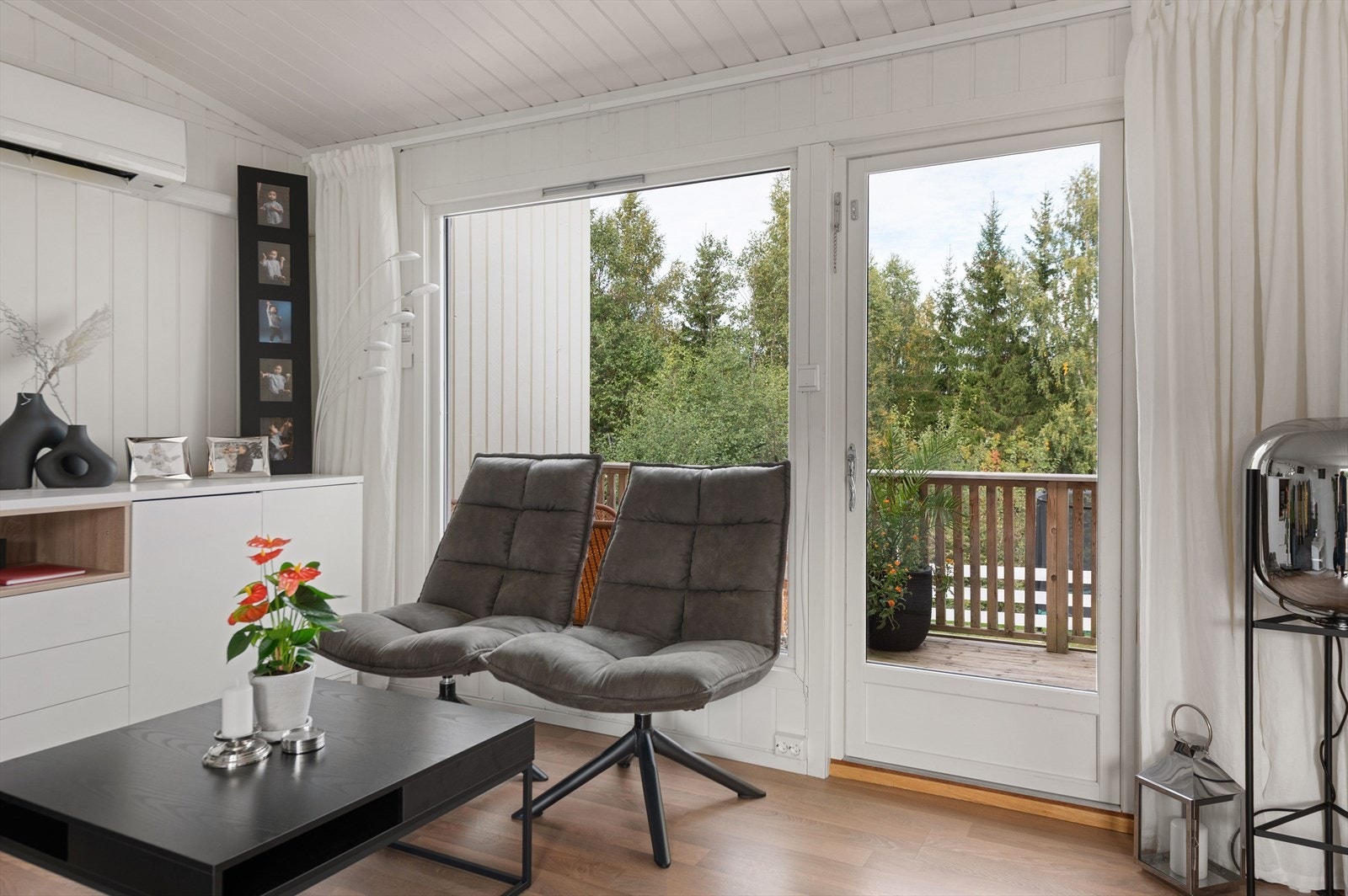 Fra stuen har man også utgang til en balkong på andre siden av boligen. Galleribilde