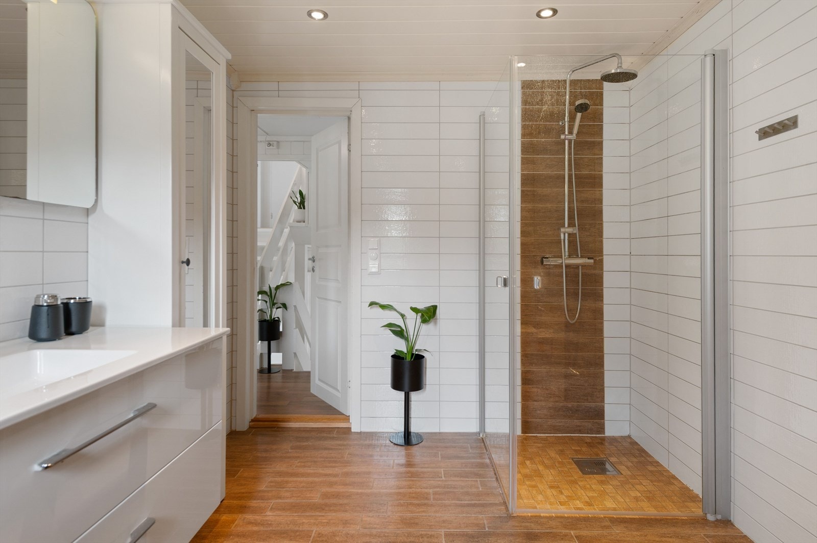 Rommet har innredning med nedfelt servant, veggmontert toalett, dusjvegger/hjørne og opplegg for vaskemaskin. Galleribilde