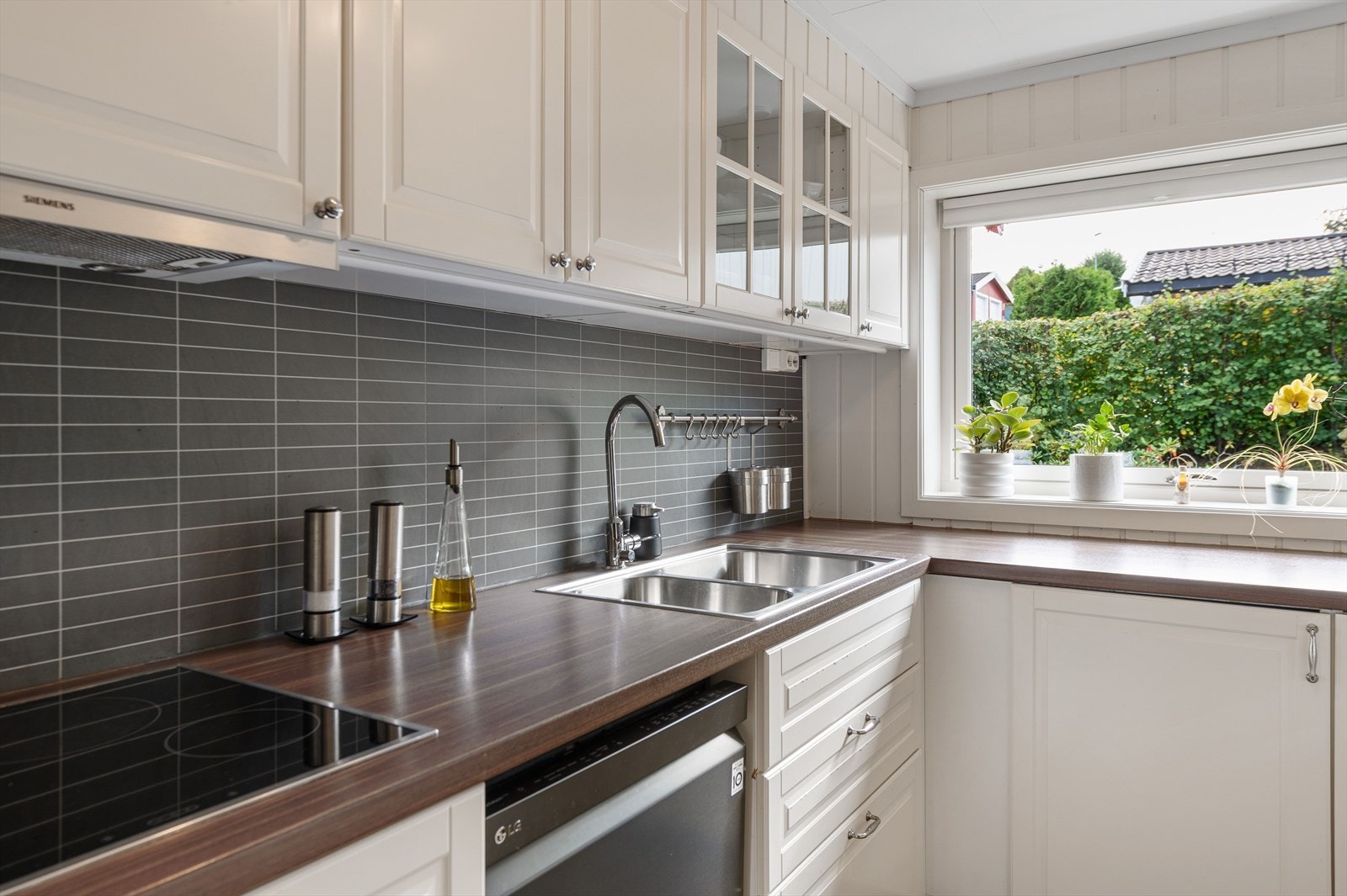 Kjøkkenet har innredning med profilerte fronter og benkeplaten er av laminat. Galleribilde