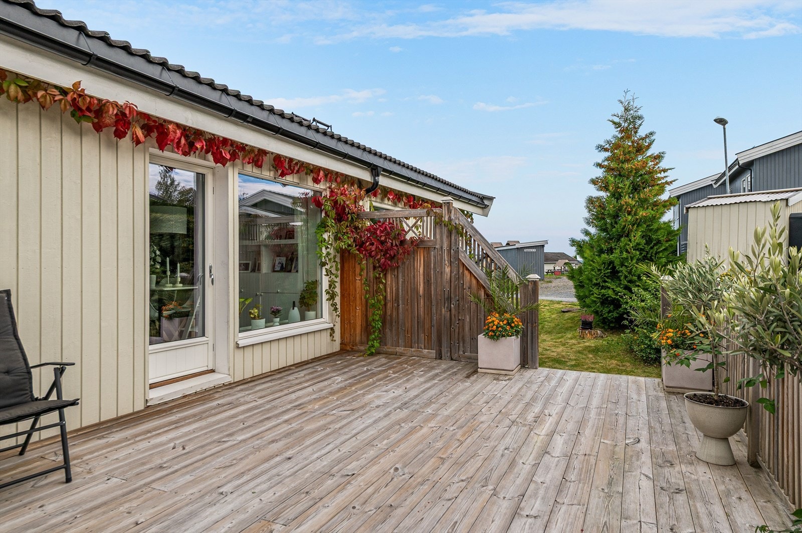 Fra verandaen er det direkte utgang til hagen. Galleribilde