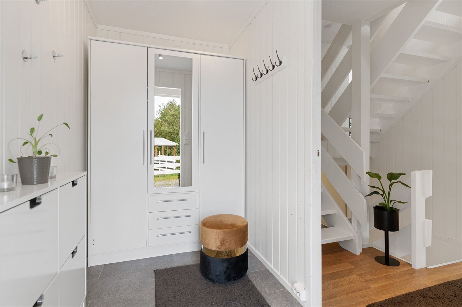 Entré med god plass til yttertøy og sko. Galleribilde