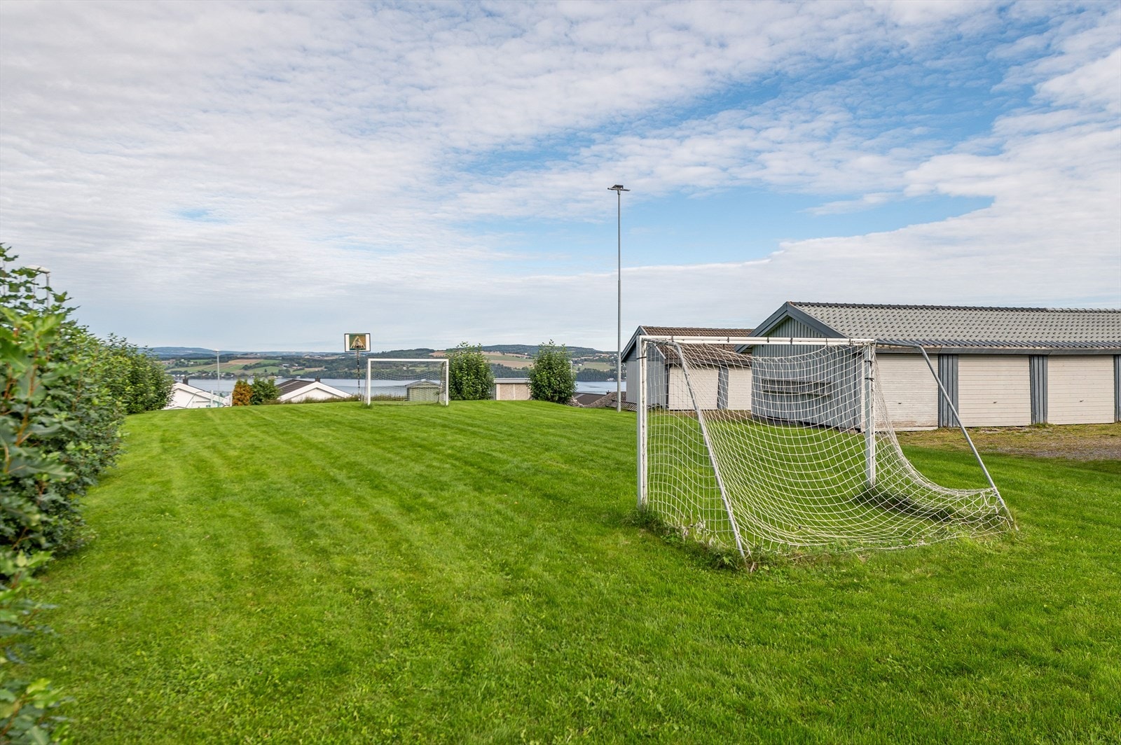 Fotballbane rett ved siden av boligen. Galleribilde