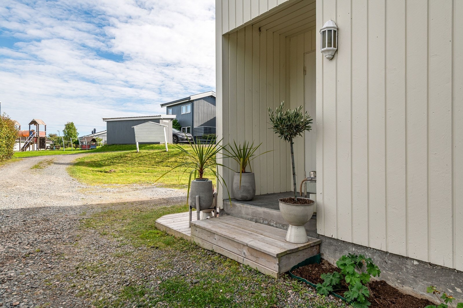 Inngangsparti og adkomst til eiendommen. Galleribilde