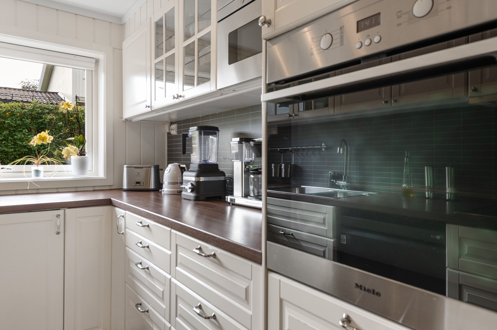 Det er integrert platetopp og stekeovn. Galleribilde