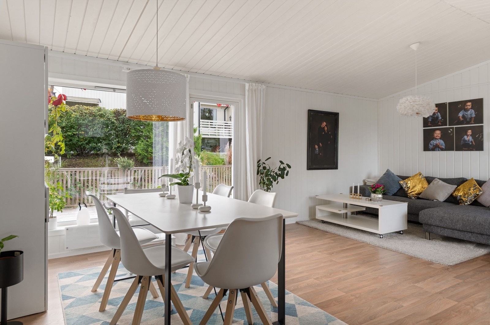 Fra stuen er det utgang til en romslig veranda. Galleribilde