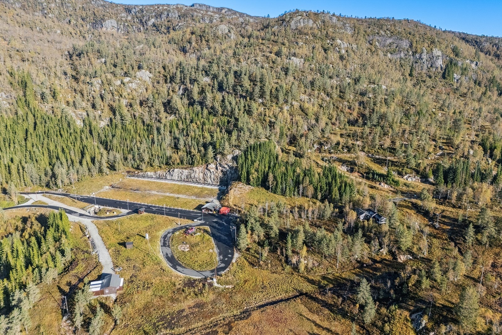 Hytten ligger ca. 1 km unna skiløypenettet, 4 km unna Joker Sinnes, 5 km unna Tjørhomsfjellet og 7 km unna Hekta og Handleriet. Galleribilde