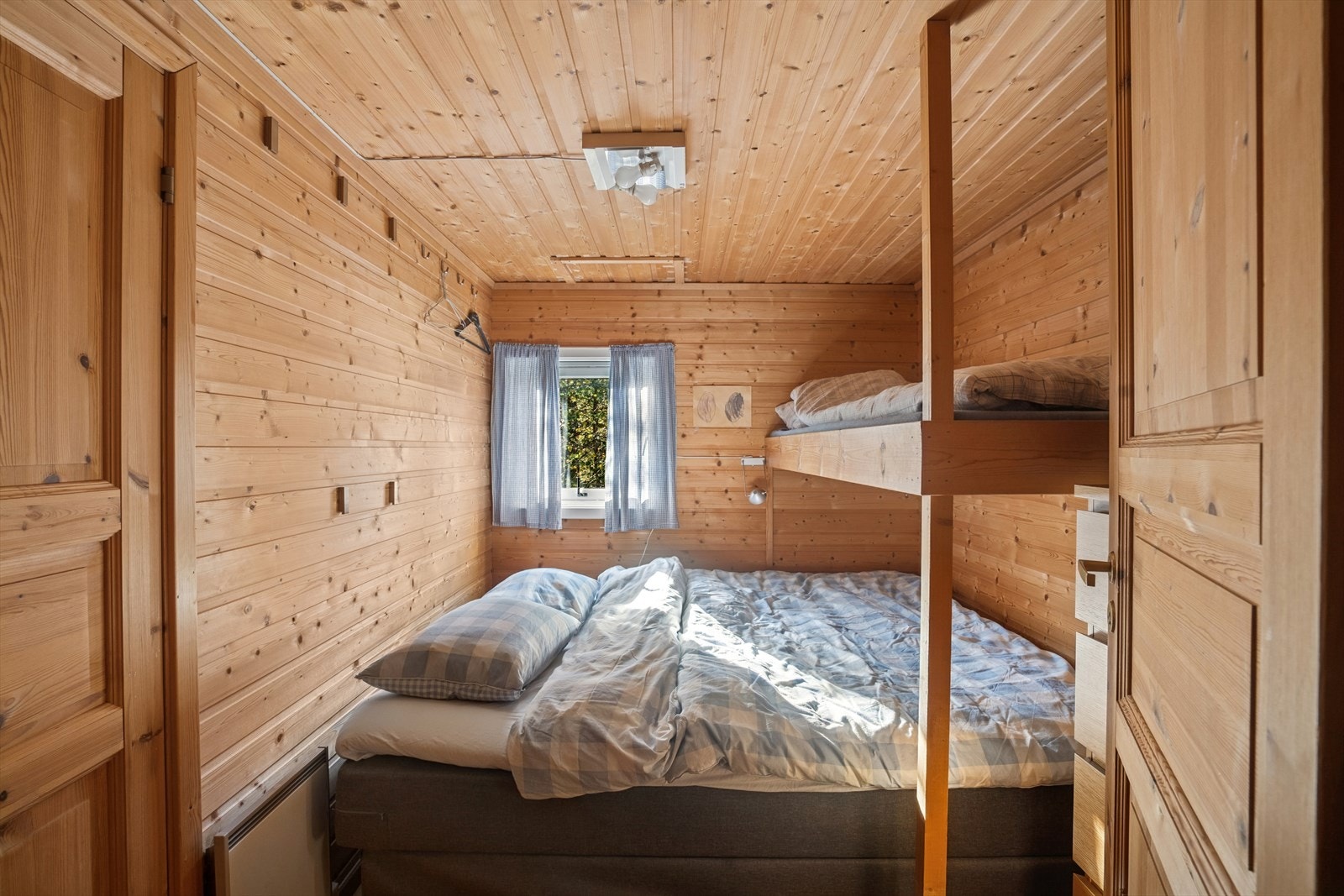 Det er etablert fem soverom i fritidsboligen. Galleribilde