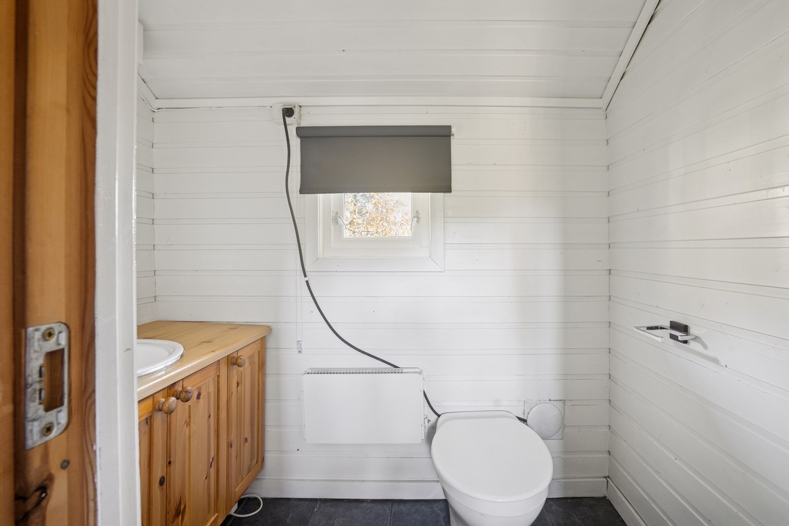 I fritidsboligen finnes et toalettrom med snurredass, servant og varmekabler. Galleribilde