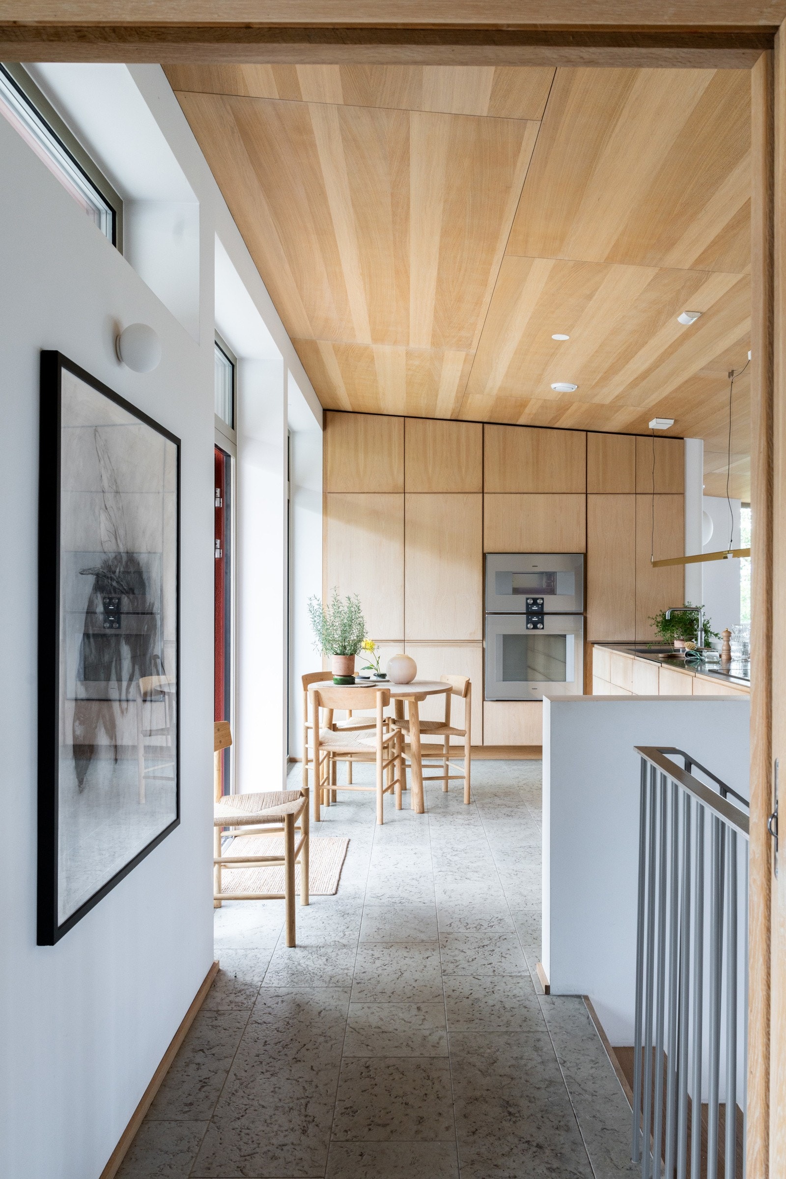 Interiør og materialvalg er nøye gjennomtenkt, alt spiller sammen gjennom hele boligen, og ingenting er overlatt til tilfeldighetene.