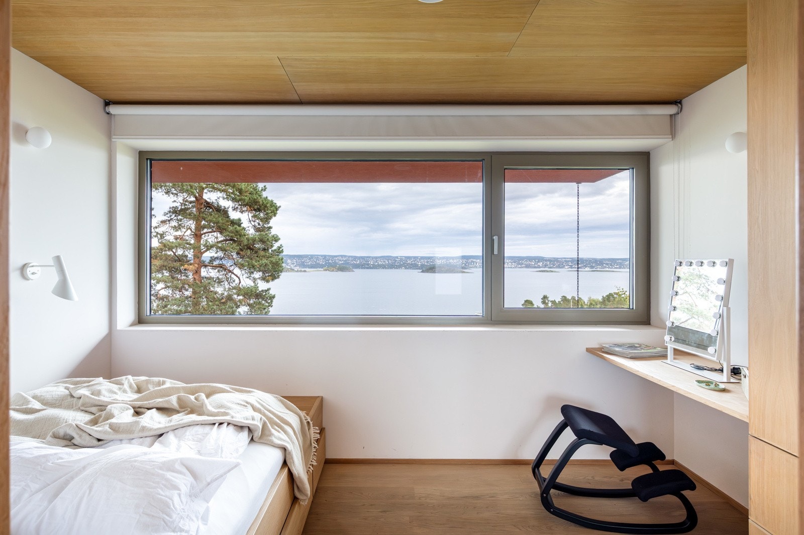 Boligen har totalt fire romslige soverom med ulike kvaliteter og bruksområder. Felles for dem alle er store vindusflater som rammer inn utsikten over Bunnefjorden og skaper en unik nærhet til naturen.