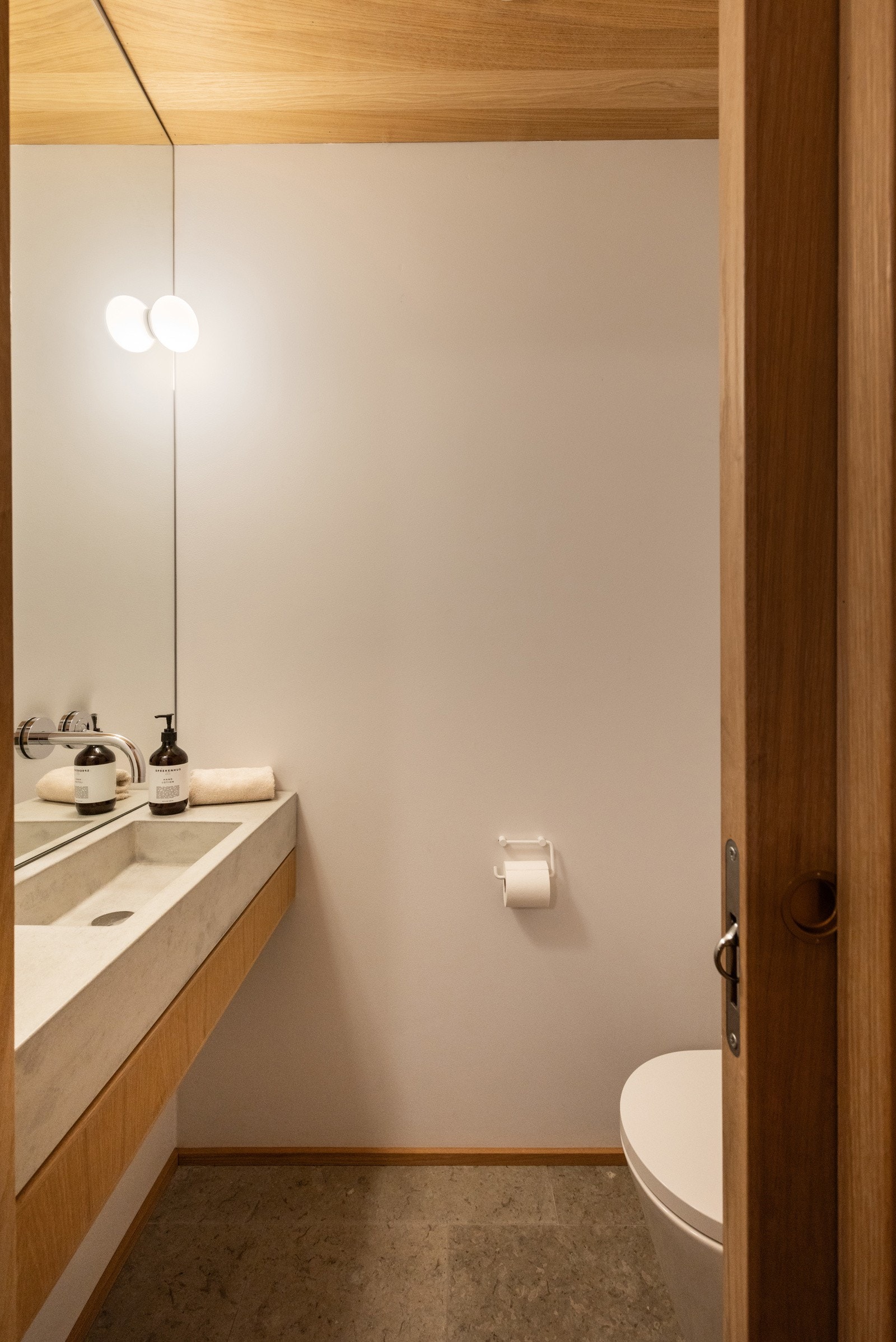 Toalettrom med adkomst fra entré.