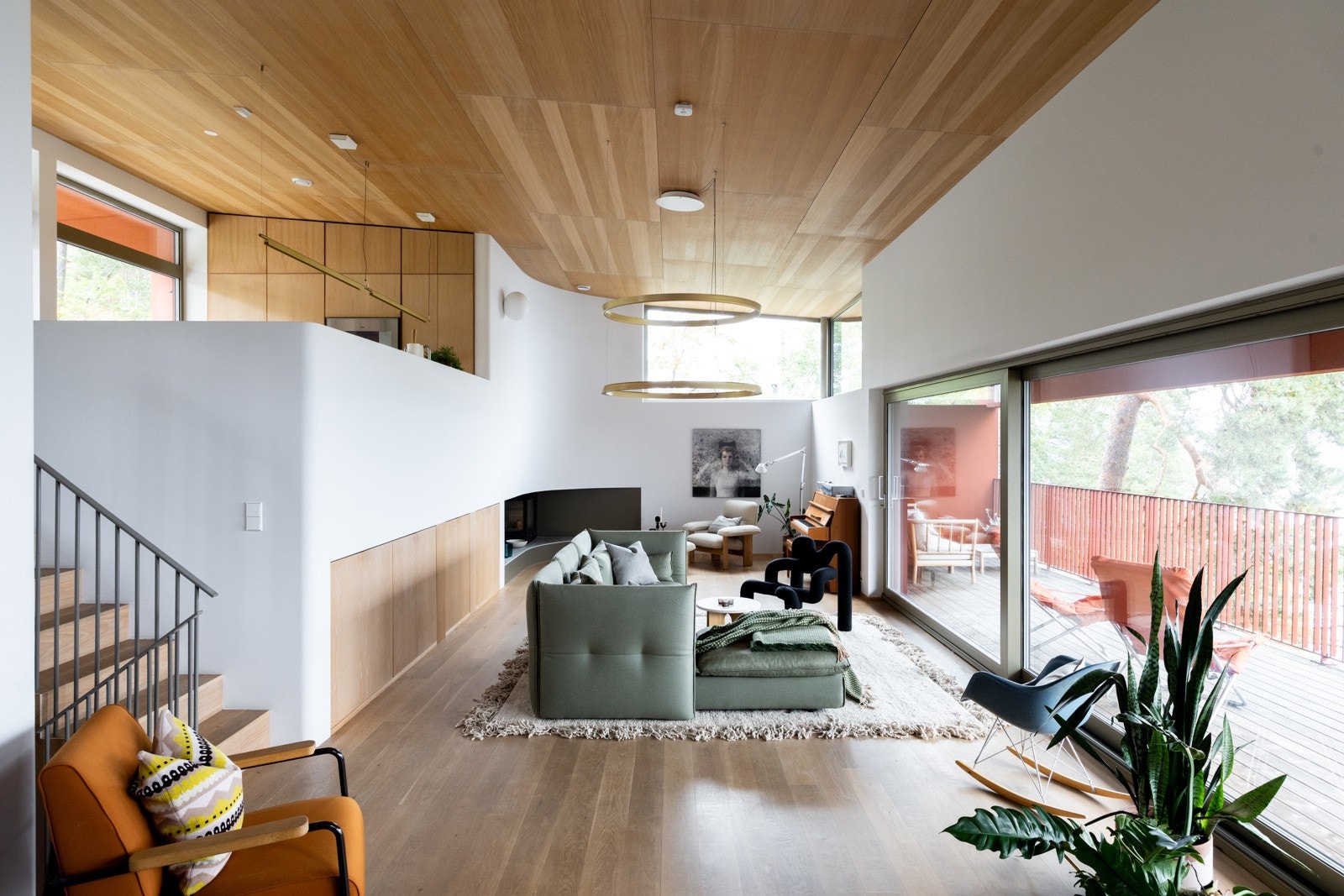 Planløsningen er fordelt på fire halvplan: Fra kjøkkenet på toppen åpner dobbel takhøyde seg ned mot stuen.