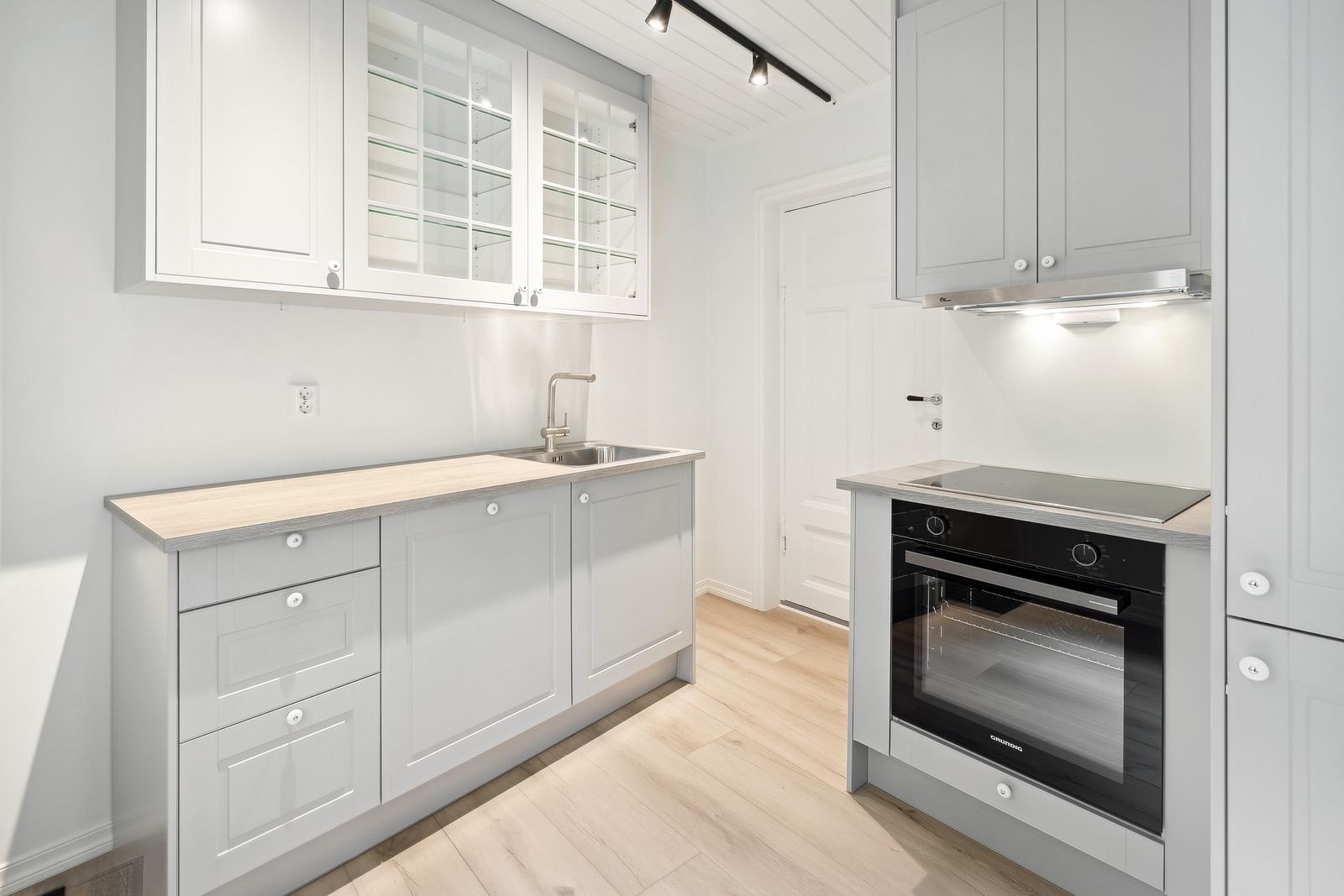 Kjøkken - alle nøvnevdige hvitevarer integrert Galleribilde