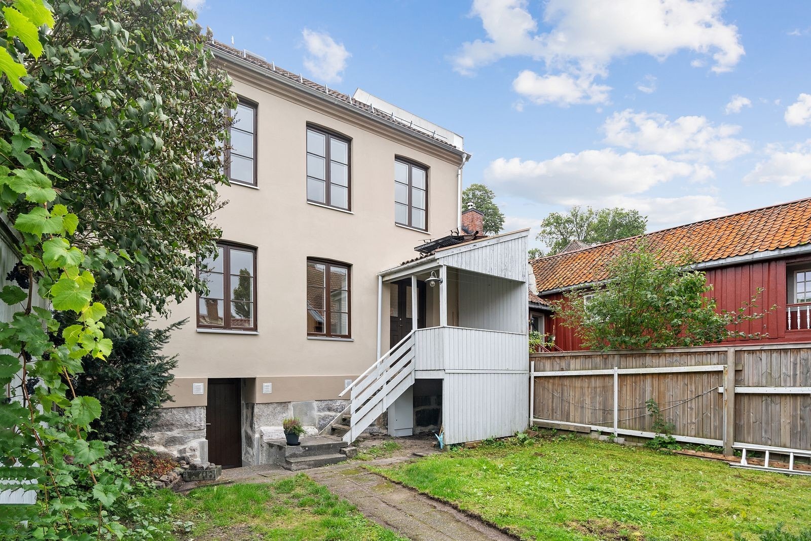 Fasade Skippergata 3 A - Felles hage Galleribilde