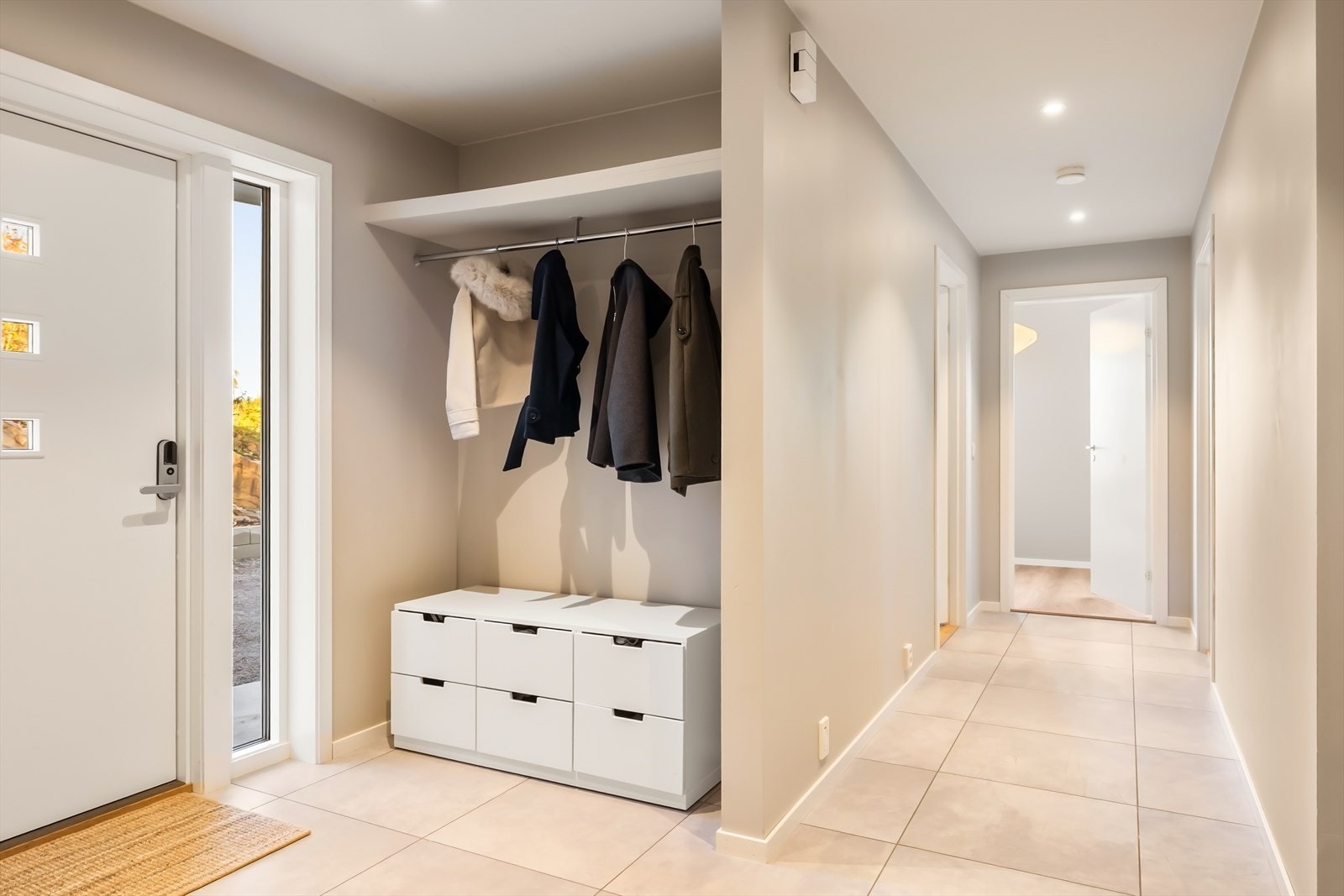 - I gangen har du rikelig med plass til å henge fra deg yttertøy og sette fra deg sko - Galleribilde