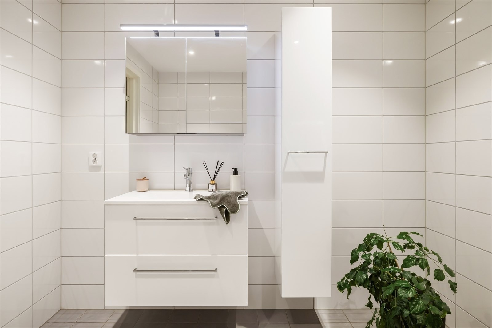 - Badet er innredet med vegghengt toalett, servant m/innredning og dusj - Galleribilde