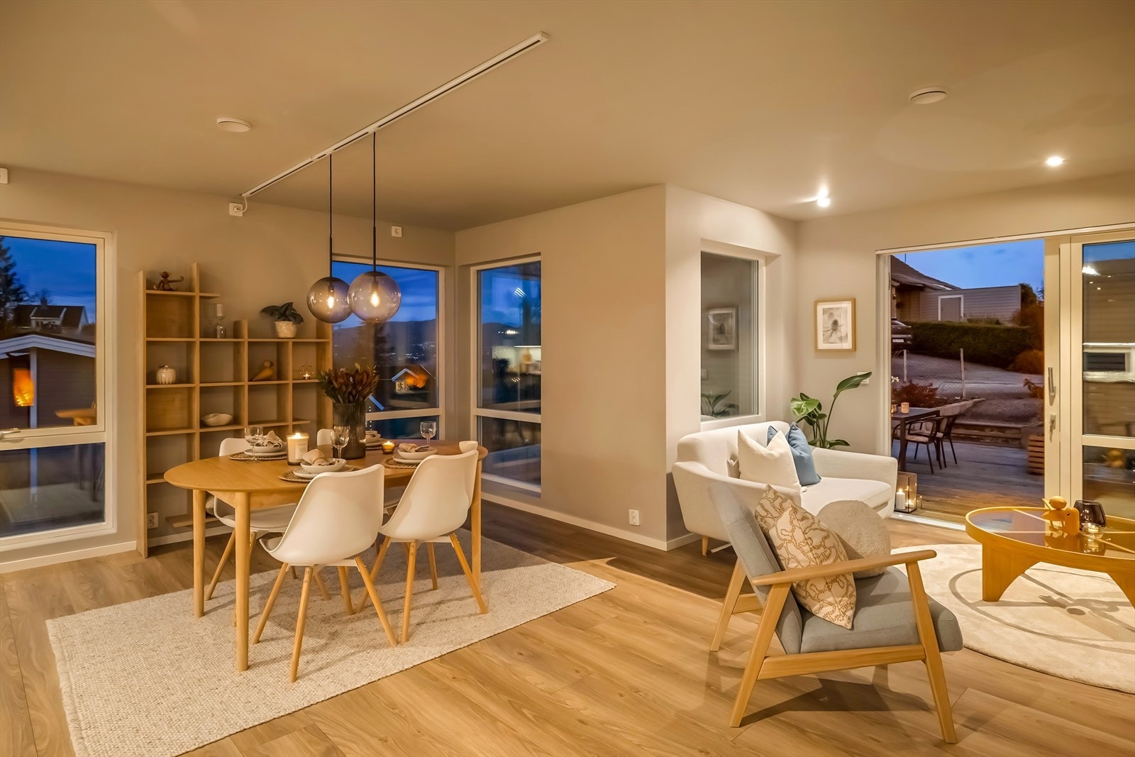 - Stuen fremstår som lys og luftig med flere store vinduer som åpner rommet og sørger for godt med lysinnslipp - Galleribilde