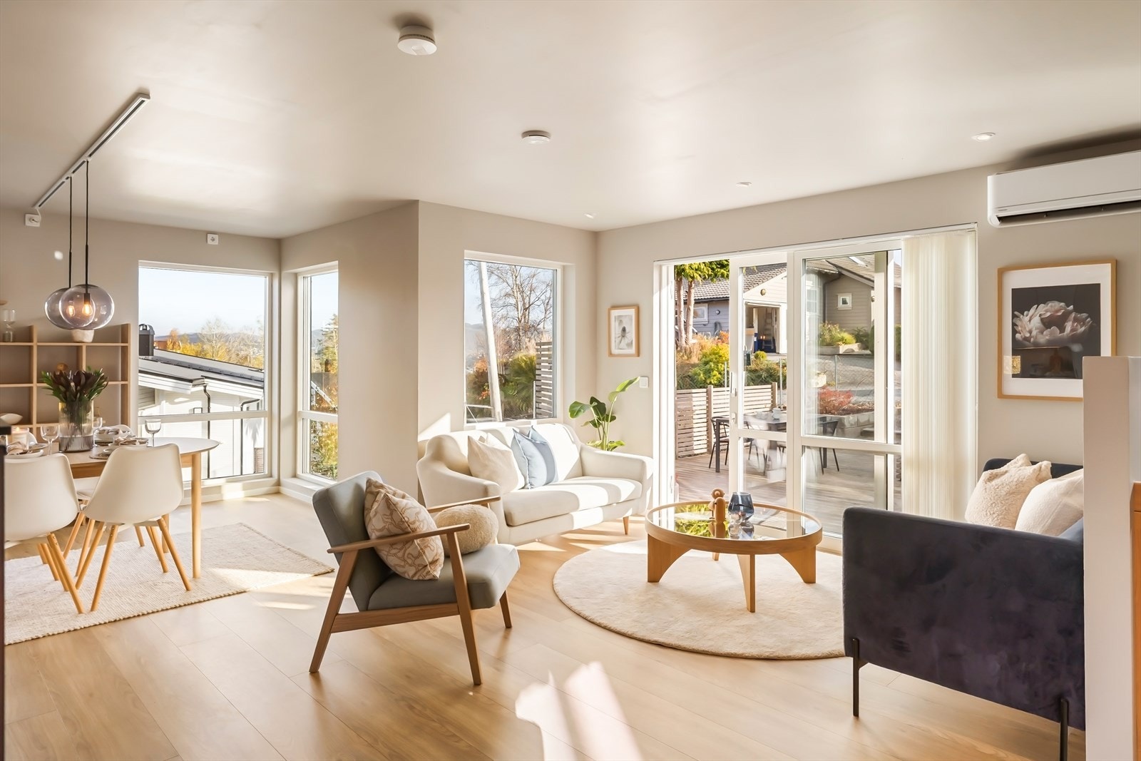 - Hovedetasjen inneholder stue/kjøkken, gang, soverom og kontor - Galleribilde