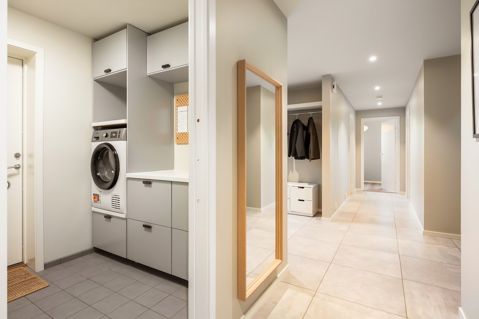 - Boligen har også separat vaskerom, en drøm for alle i en hektisk hverdag - Galleribilde