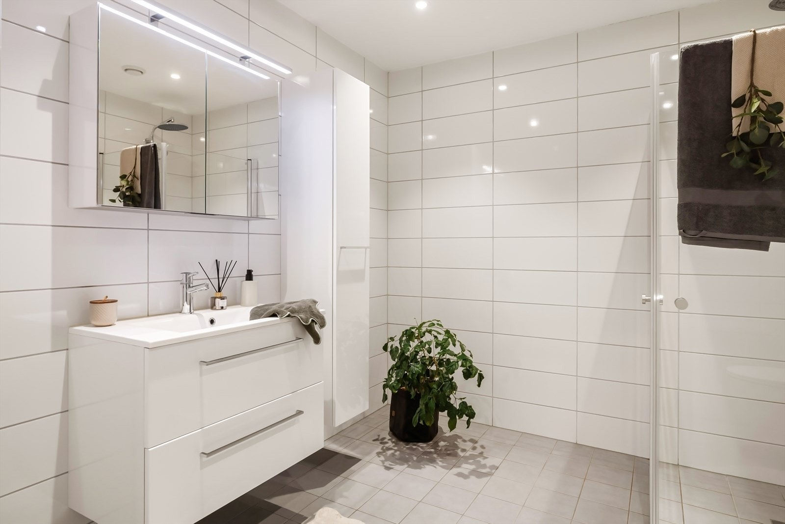 - Helfliset baderom med tidløst farge- og materialvalg som måler 6,7 m² - Galleribilde