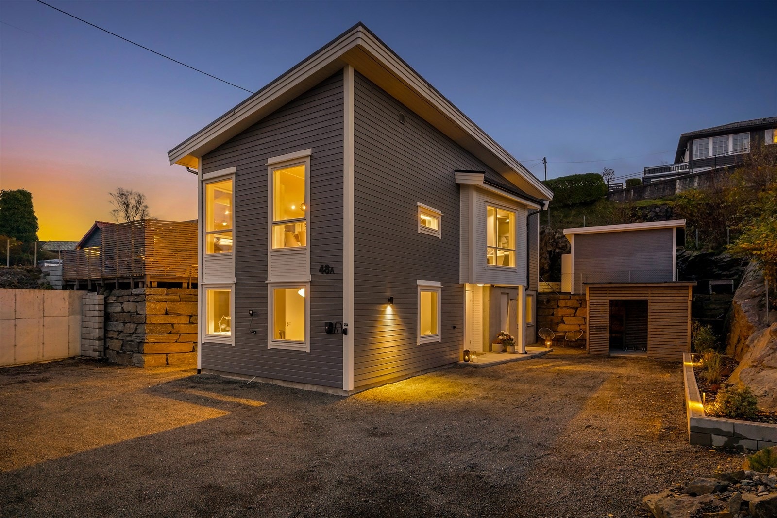 - Nyt den unike kombinasjonen av landlig beliggenhet, men likevel sentralt med kort vei til de fleste servicetilbud du skulle trenge i hverdagen - Galleribilde