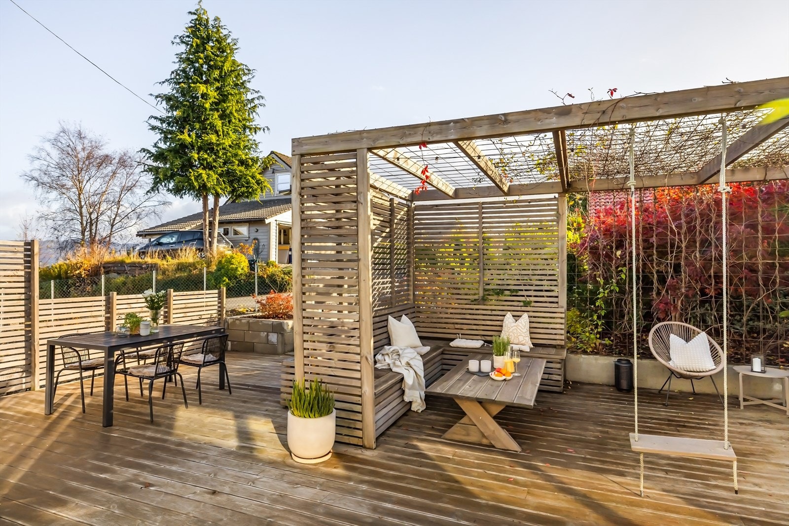 - Boligen byr på en fin opparbeidet uteplass m/gode solforhold og pergola (2020) - Galleribilde