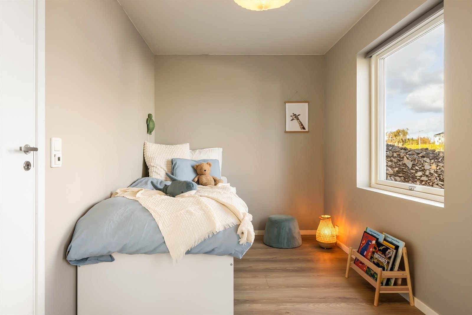 - Soverommene måler 10,7 m², 6,8 m² og 9,8 m² - Galleribilde