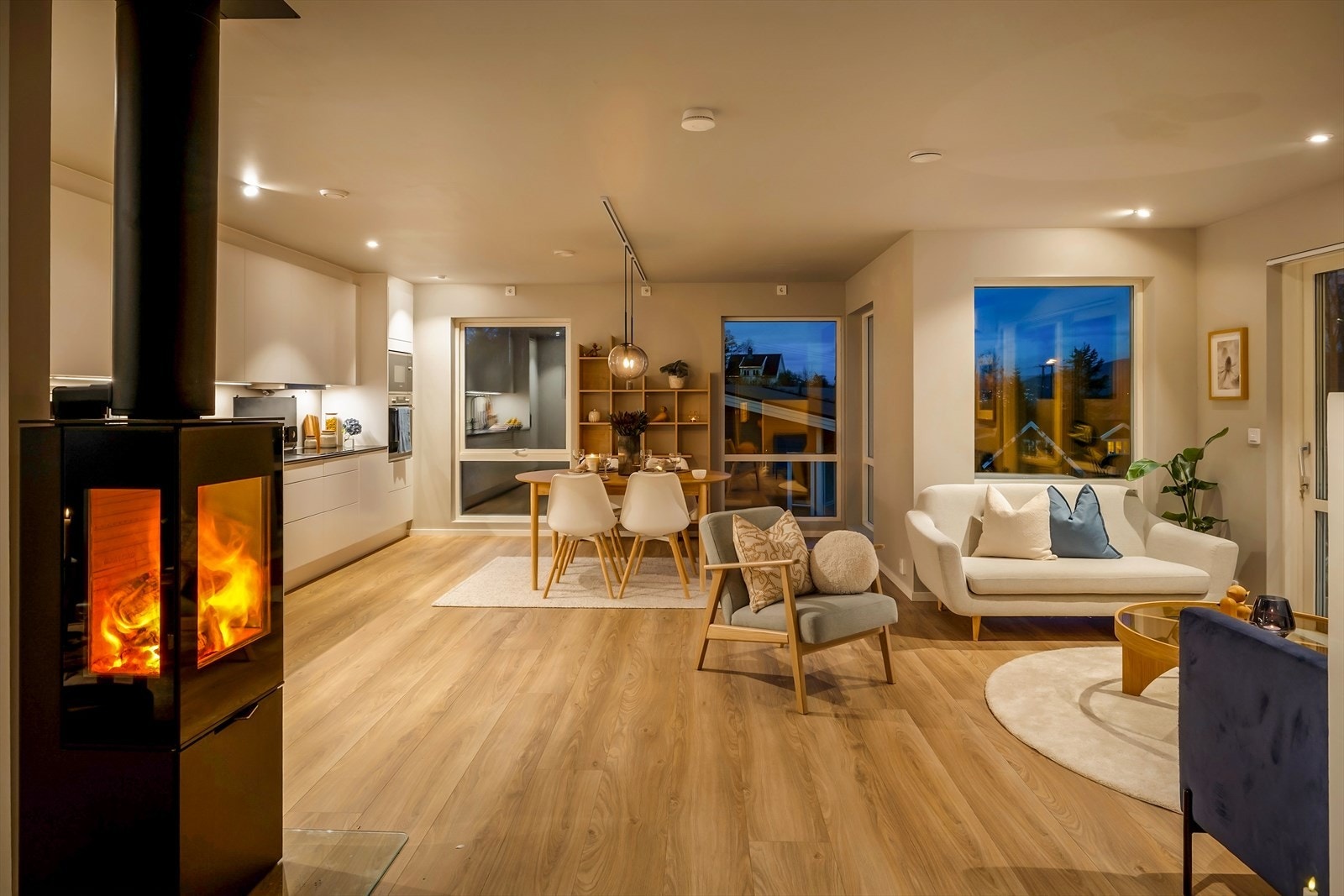 - Innvendig går boligen over to plan og har et bra-i på 161 m² - Galleribilde