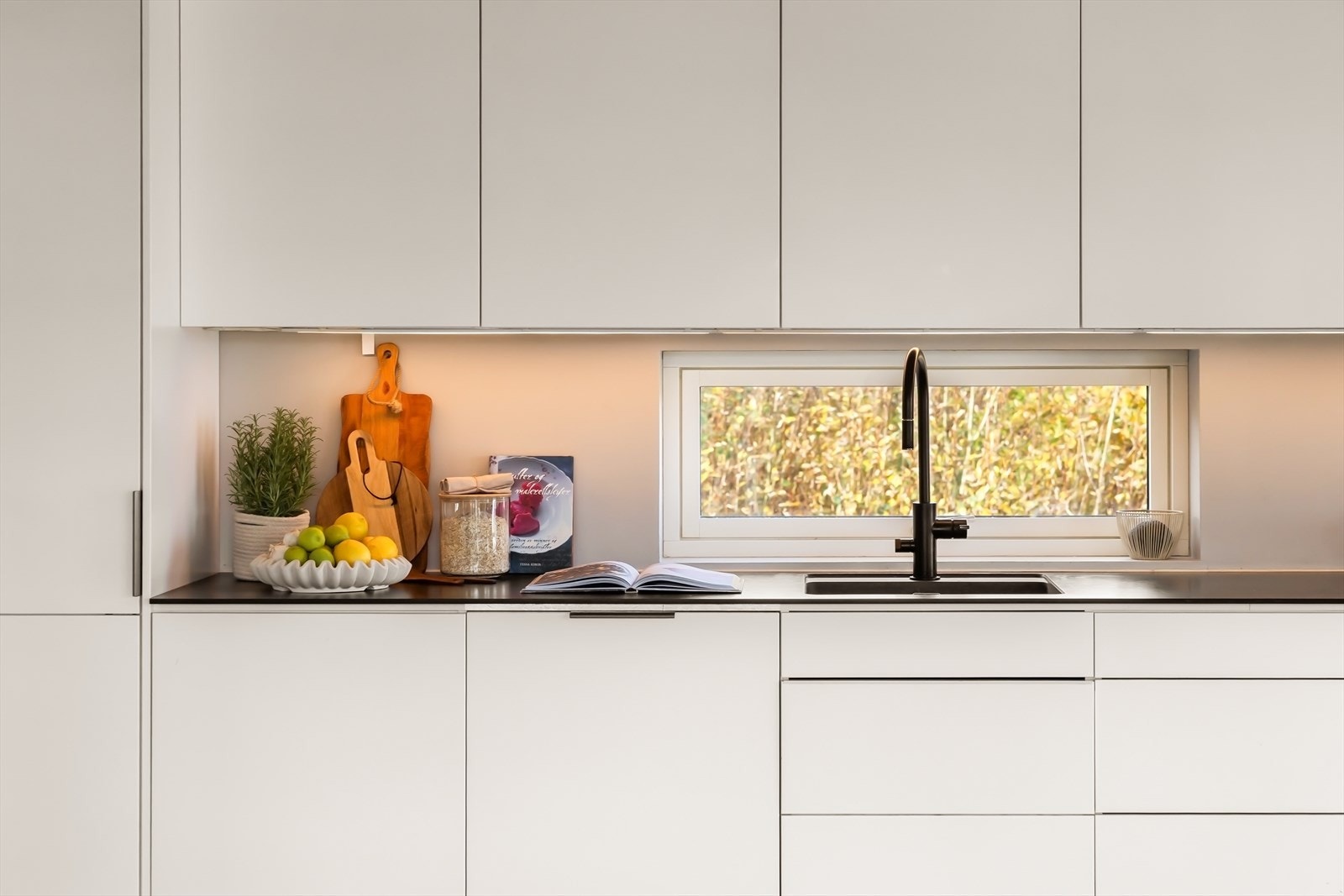 - Ny kjøper får gleden av integrert oppvaskmaskin, kjøleskap, induskjonstopp, stekeovn og mikrobølgeovn - Galleribilde