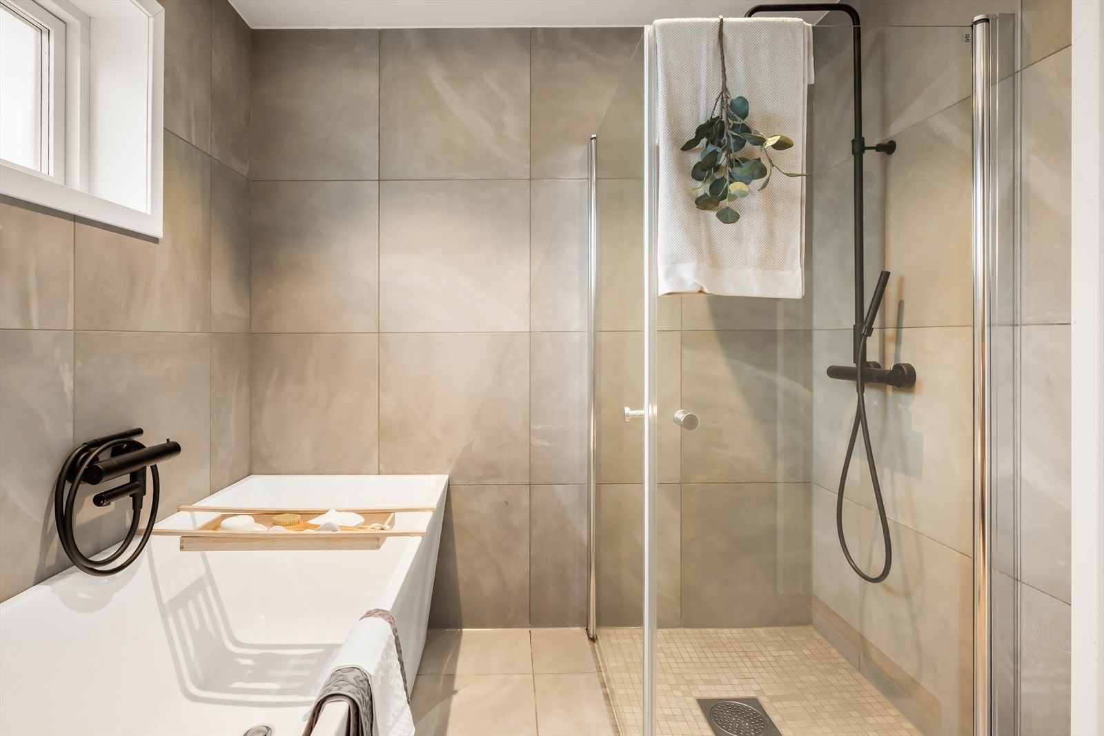 - Badet er innredet med vegghengt toalett, servant m/innredning, badekar og dusj - Galleribilde