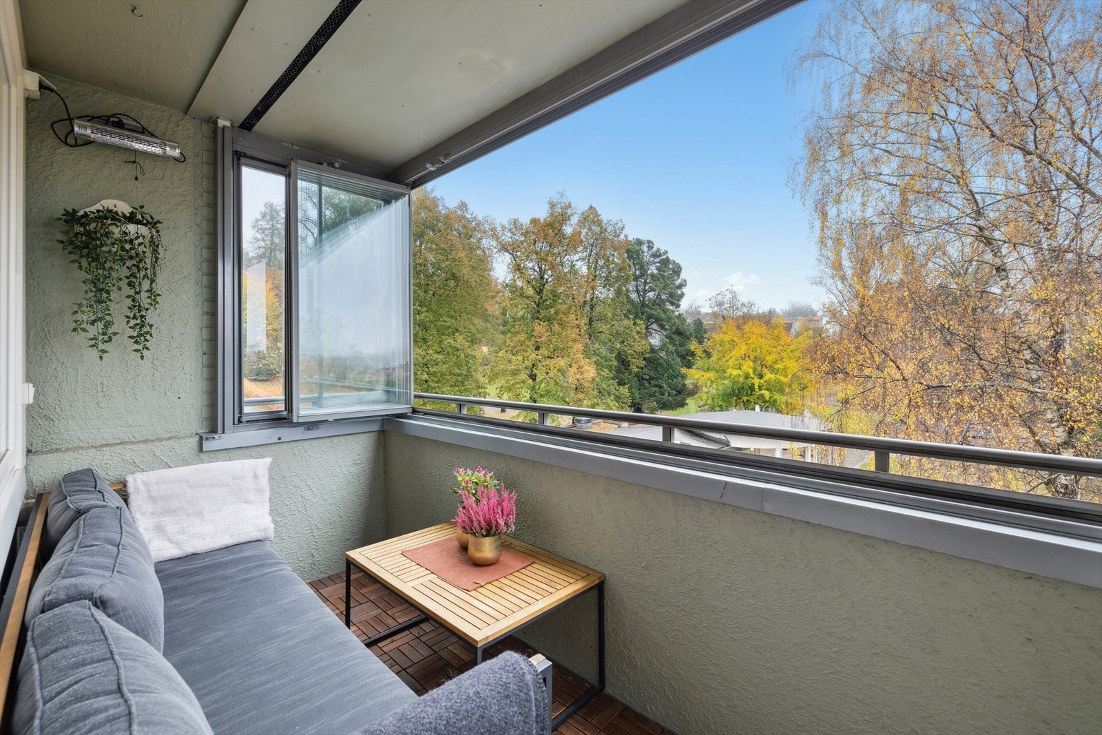 Innglasset veranda på ca. 5 m² med utsikt mot Søndre Park. Galleribilde