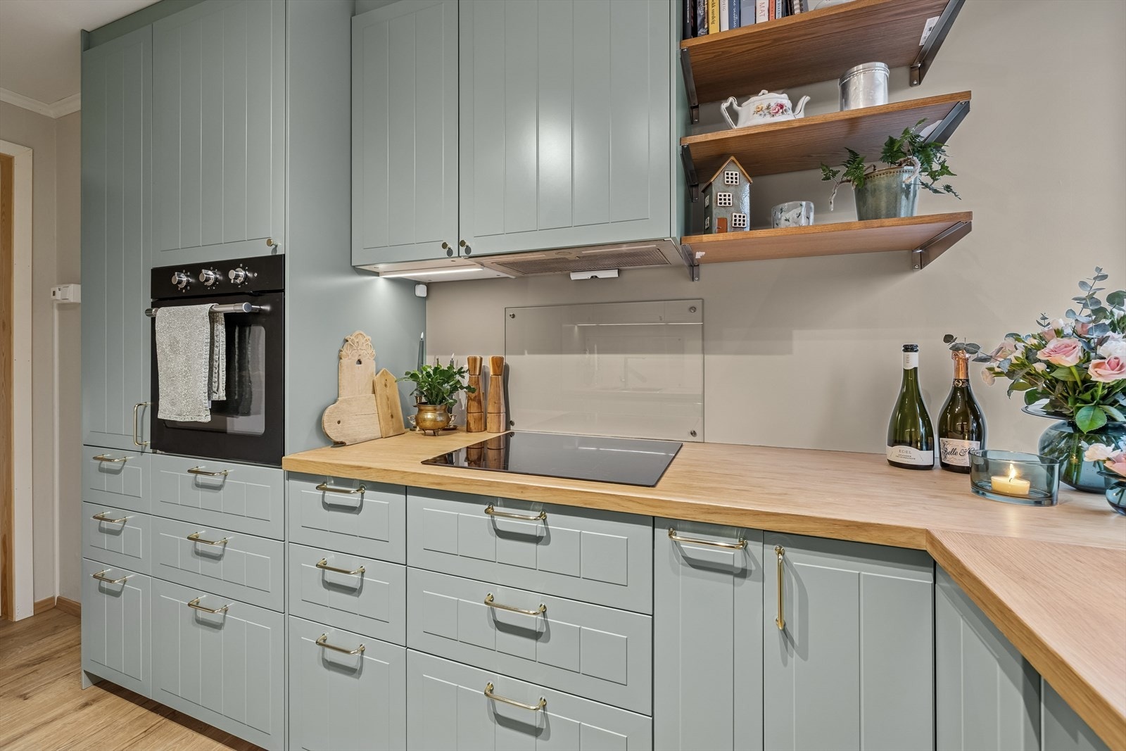 Kjøkkenet har godt med skap og benkeplass. Galleribilde