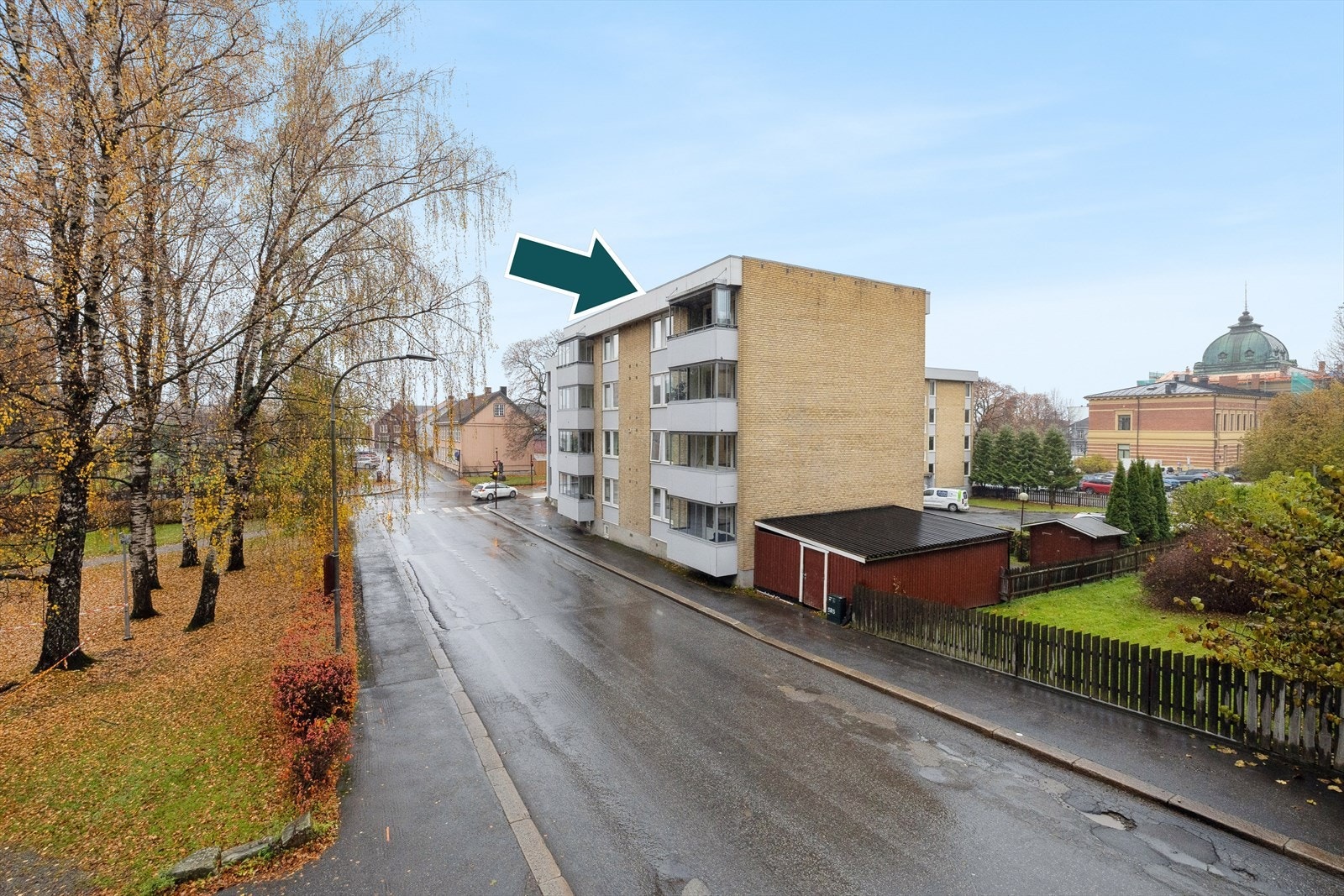 Dette er en trivelig 4-roms leilighet med sentral beliggenhet i Lillehammer. Her bor du med umiddelbar nærhet til både Søndre Park, Lillehammer stasjon og den sjarmerende gågata, som byr på et bredt utvalg av butikker, kafeer og servicetilbud. Galleribilde