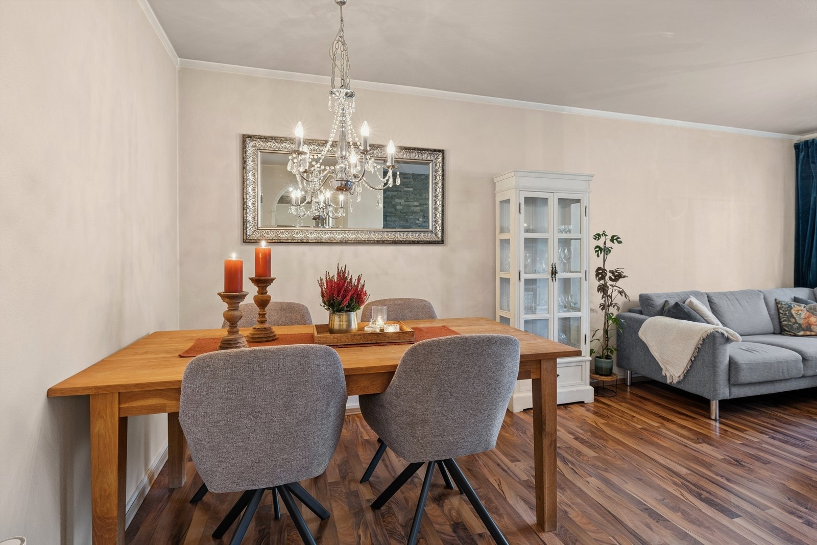 Plass til spisebord der man kan samle familie og venner til hyggelige sammenkomster. Galleribilde