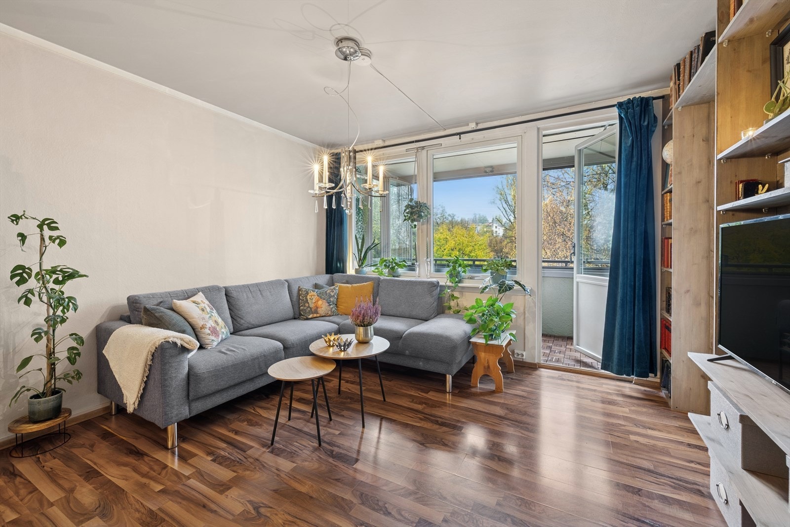 Innbydende stue med plass til sofagruppe og annet innventar. Galleribilde