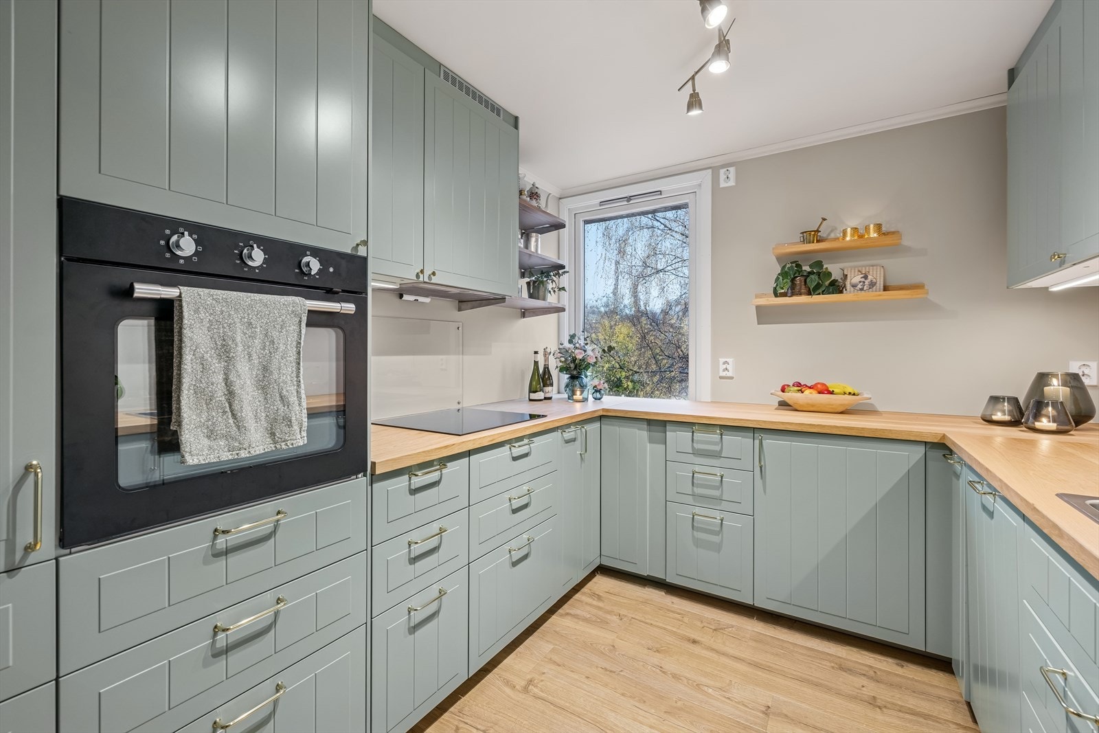 Delikat kjøkken fra 2023 med profilerte fronter og heltre benkeplate med kjøkkenkum. Galleribilde