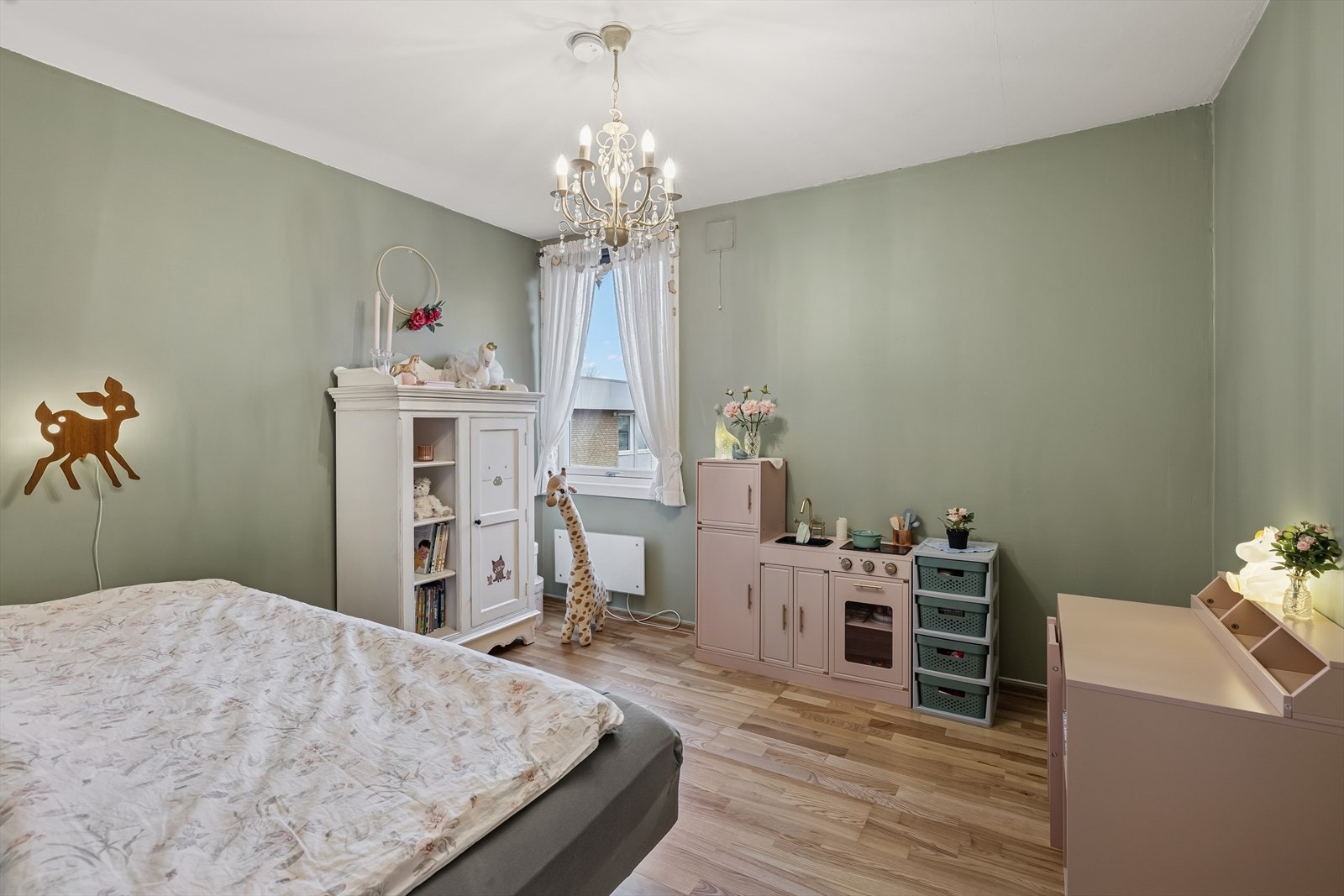 God plass til seng og annet ønsket innventar. Rommet er malt i en behagelig fargetone som passer godt inn. Galleribilde