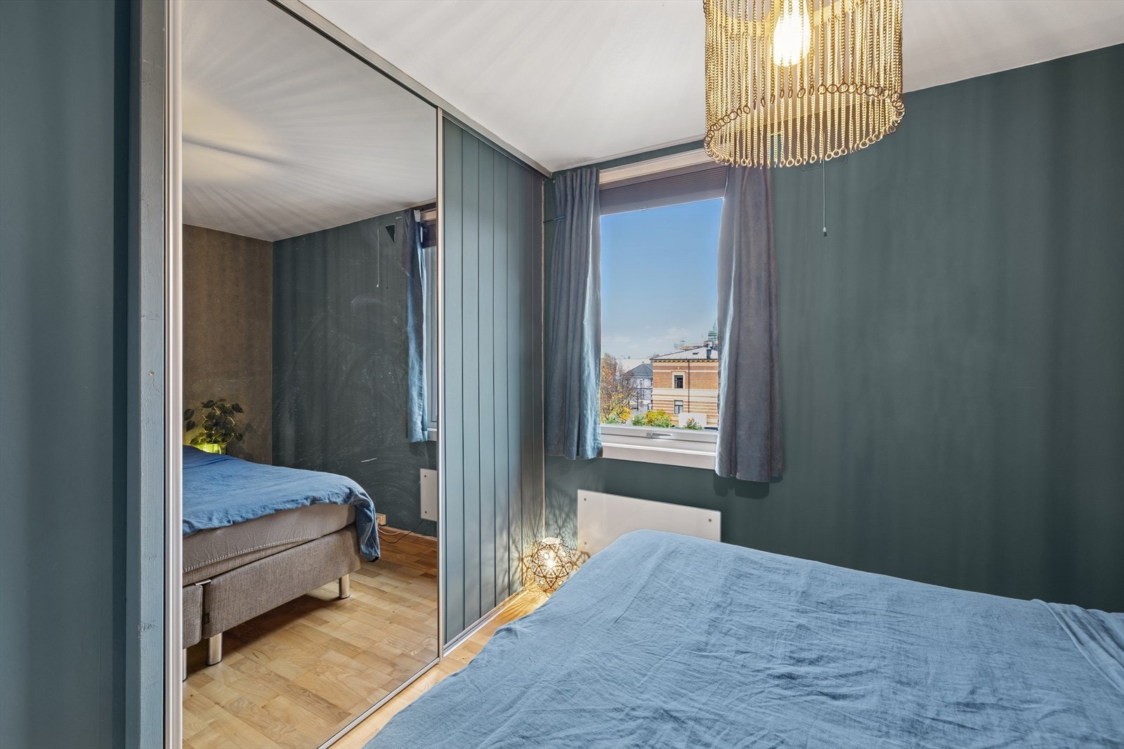 Dette soverommet har en praktisk skyvedørsgarderobe. Galleribilde