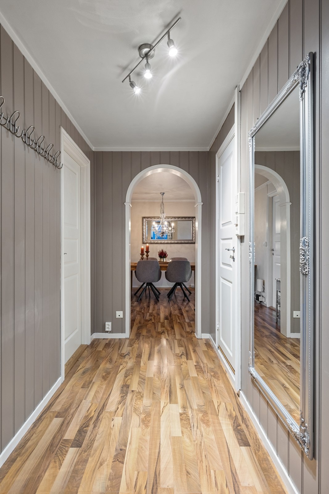 Du ønskes velkommen inn til en entré/gang som er malt i en lun farge med plass til sko og annet yttertøy. Galleribilde