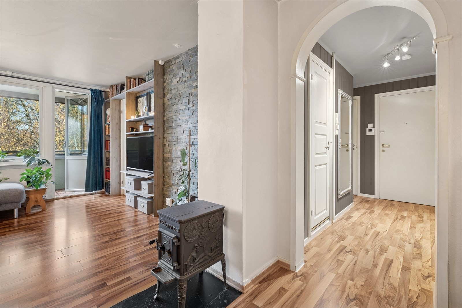 Plassbygget hylle og skifervegg gir rommet et flott særpreg. Galleribilde