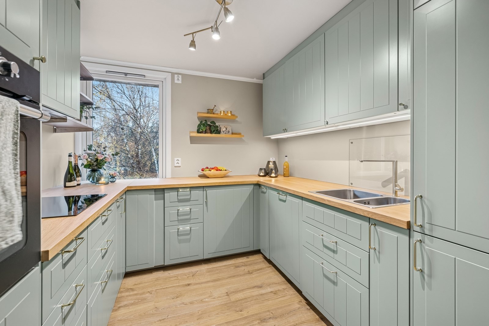 Integrert koketopp, komfyr, kombiskap kjøl/frys, oppvaskmaskin. Galleribilde