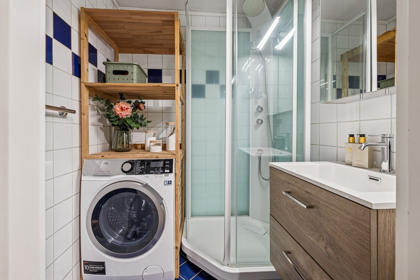 Bad med fliser på vegger og gulv med gulvvarme. Galleribilde