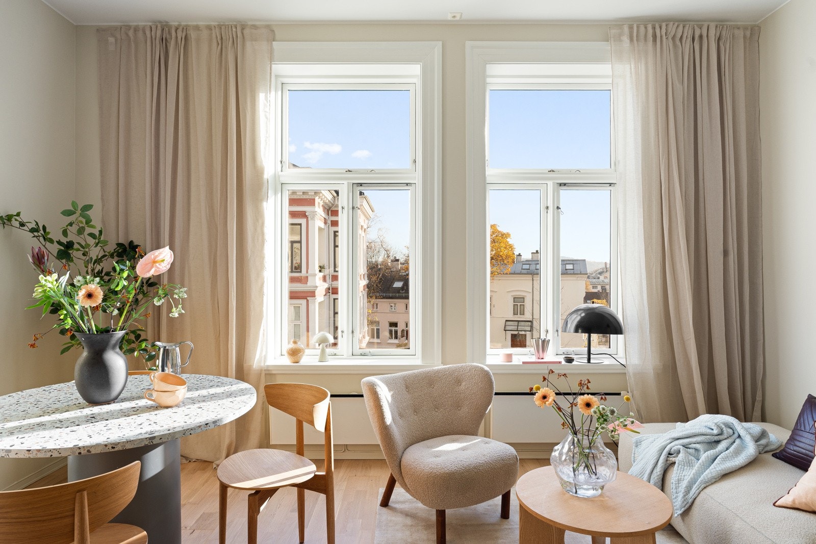 Lys og romslig stue med store vinduer som slipper inn rikelig med naturlig lys og skaper en lys og trivelig atmosfære. Galleribilde