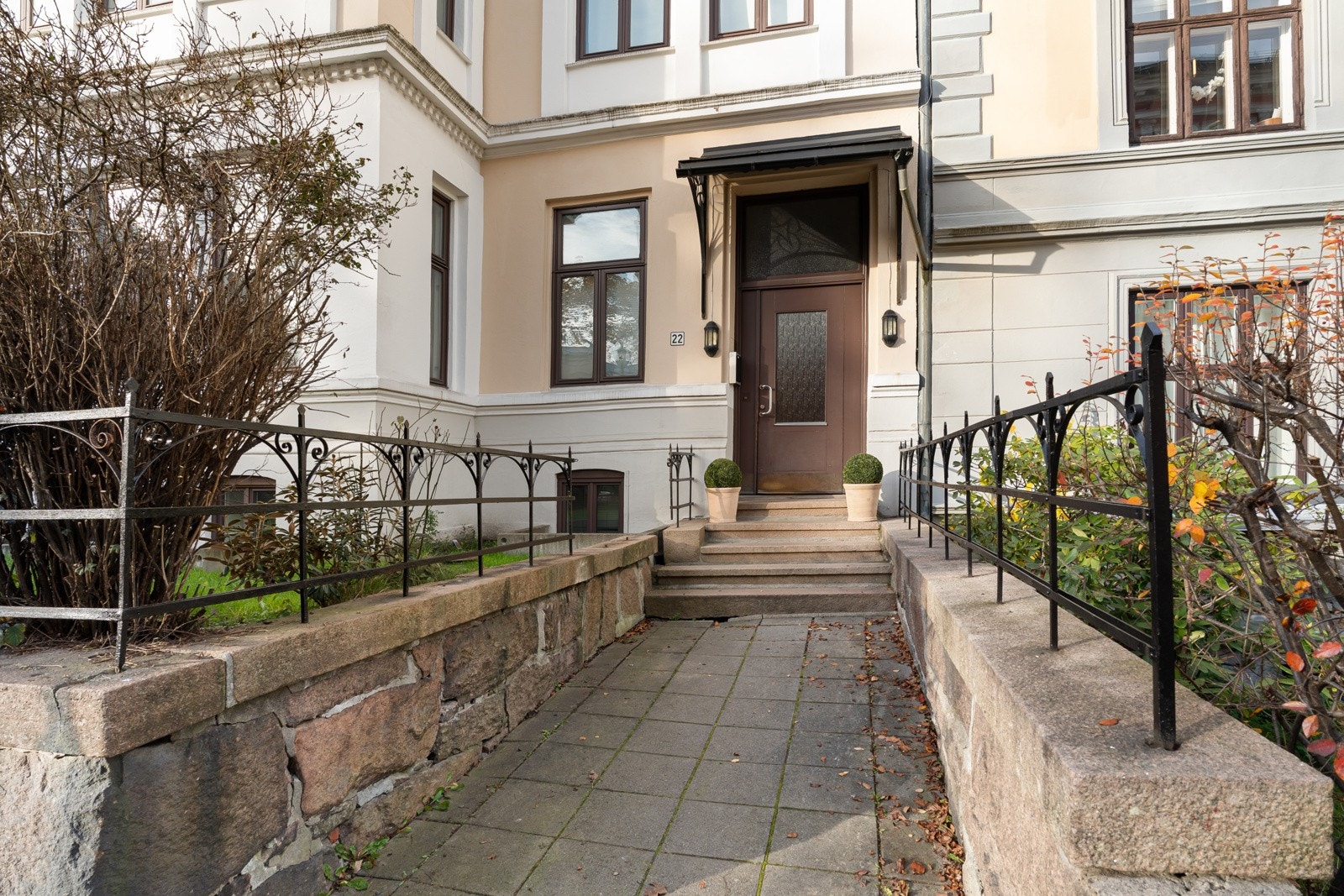 Leiligheten har en fantastisk beliggenhet i en enveiskjørt sidegate fra Bogstadveien, sentralt på Majorstuen. Galleribilde