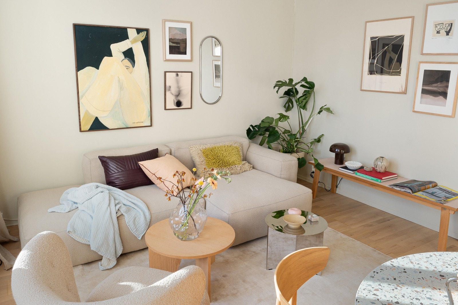 Den generøse takhøyden på hele 2,95 meter gir rommet en luftig og åpen følelse. Galleribilde