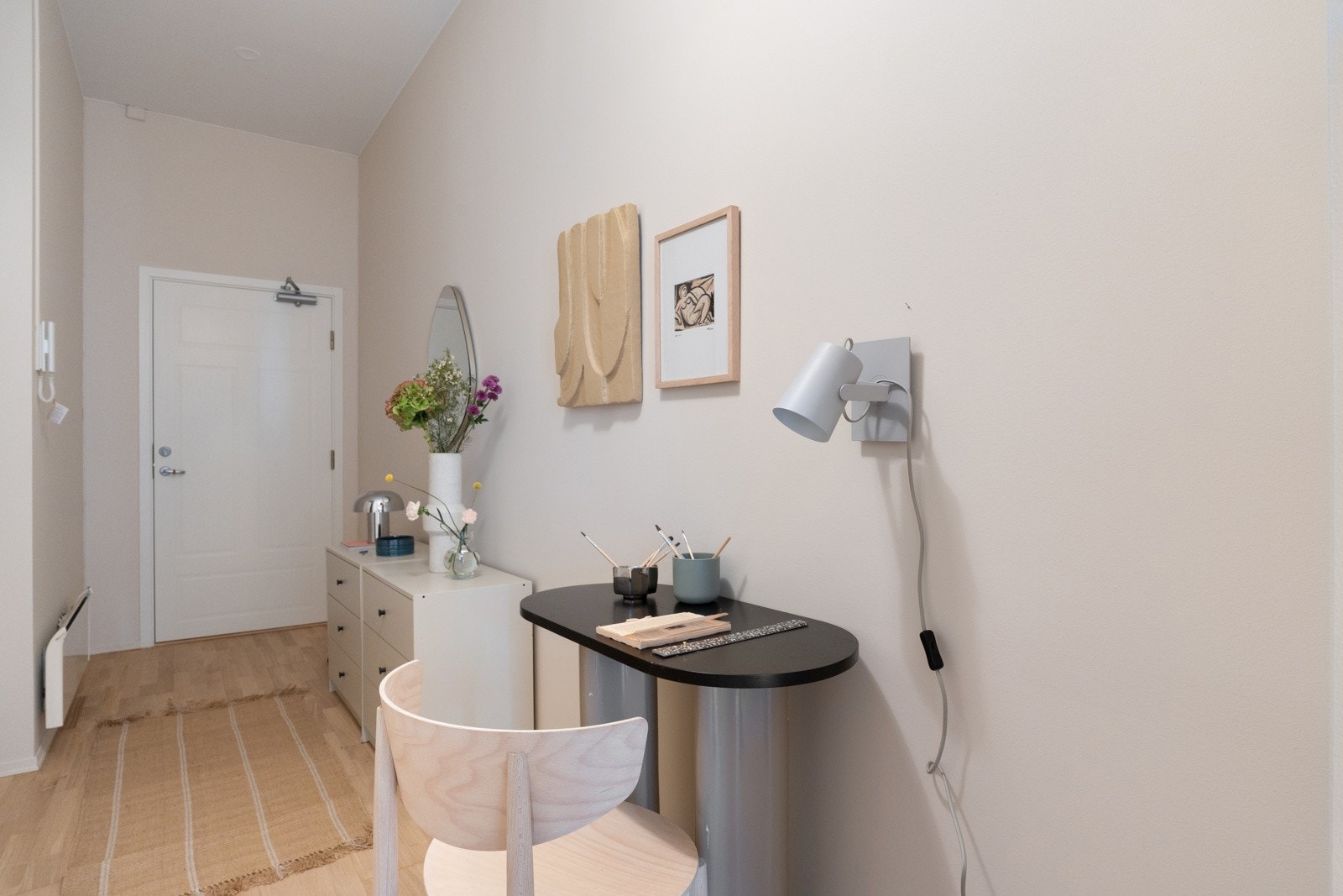 Innbydende entré som gir et godt førsteinntrykk av boligen. Dørcallinganlegg med porttelefon er praktisk plassert ved inngangsdøren. Galleribilde